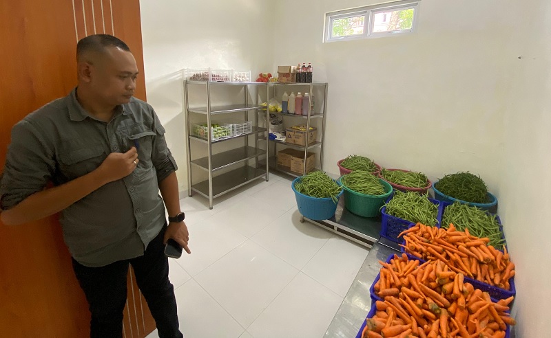 Ketua Yayasan Putra Riau SPPG Sukajadi Dodi Sukma mengecek bahan pokok sebelum dimasak untuk program MBG.
