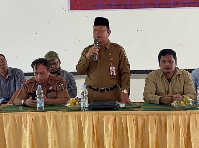 Asisten Administrasi Bidang Pembangunan dan Ekonomi Setdakab Pelalawan Drs Fakhrizal M.i  memberikan arahan saat menggelar sosialisasi Pembangunan Jaringan Gas (Jargas) untuk Rumah Tangga tahap II.
