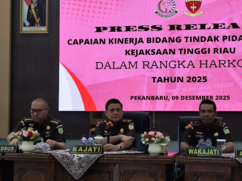 Kajati Riau Sutinko (tengah) diapit Wakajati Riau Edi Handojo dan Asisten Pidana Khusus Marlambson Carel Williams saat memberikan keterangan pers pada Hari Anti Korupsi Sedunia, Selasa (9/12/2025).