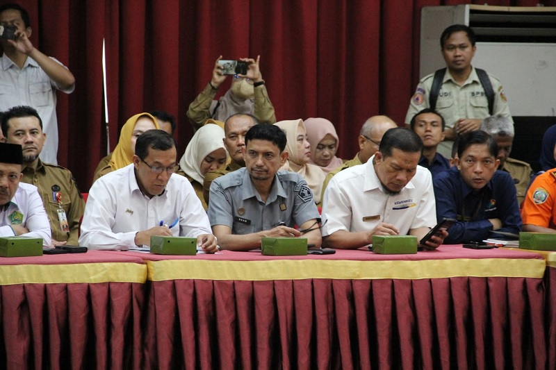 Kepala Bagian Tata Usaha dan Umum Kanwil Kemenkum Riau menghadiri Dean Satria (tengah) menghadiri rapat koordinasi mitigasi bencana hidrometeorologi, pengendalian inflasi Riau pada Senin (8/12/2025),