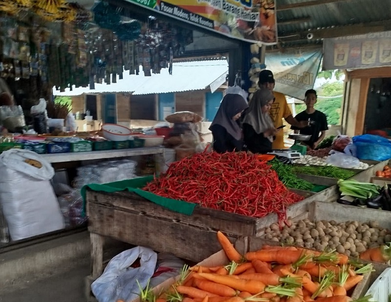 Harga cabe merah di Kuansing, berangsur-angsur turun di pasar Teluk Kuantan.