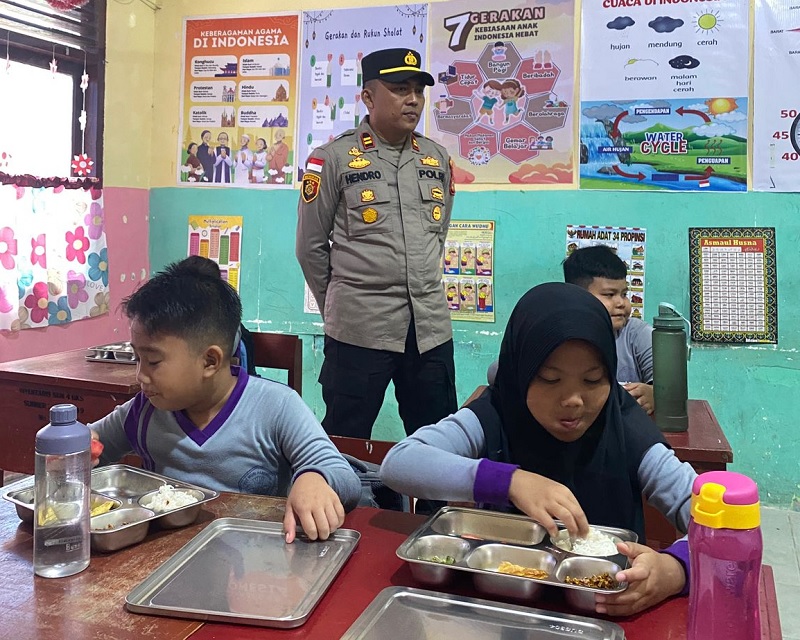 Para murid SND 04 Bengkalis menikmati sajian makanan bergisi program Makan Bergiri Gratis dari Dapur SPPG Pedekik.