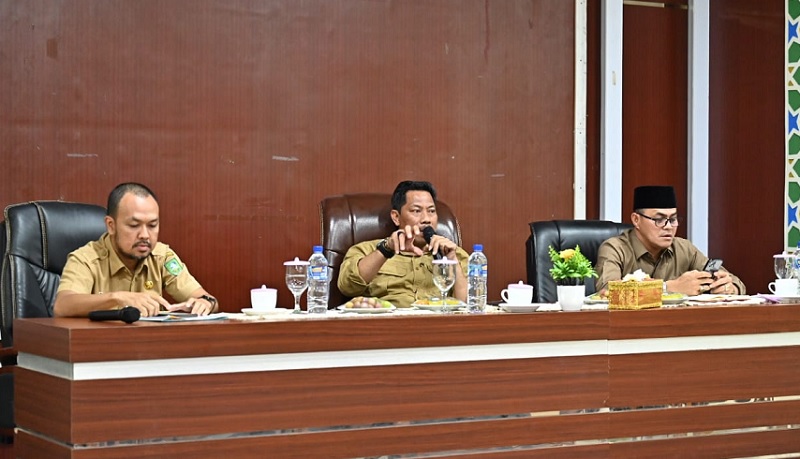 Asisten I Setdakab Bengkalis Ed Efendi memimpin rapat Finalisasi persiapan MTQ tingkat Kabupaten di Kantor Camat Bandar Laksmana, Selasa (9/12/2025).
