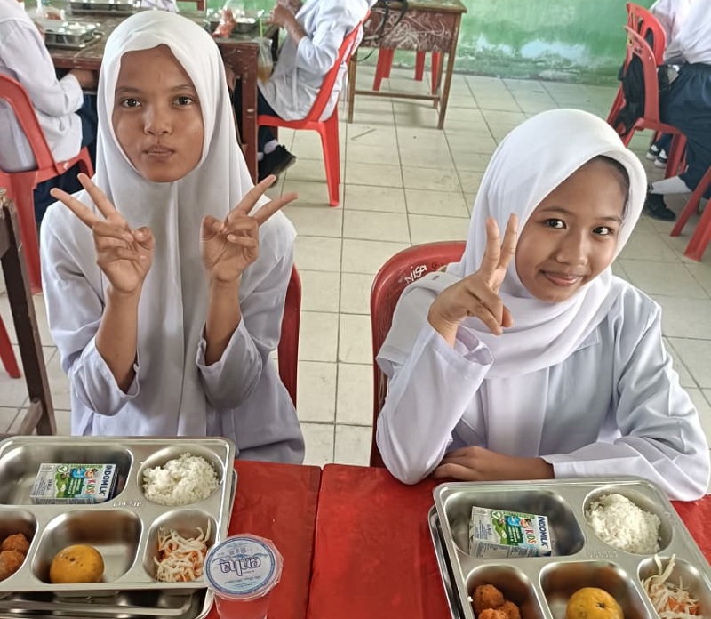 Siswa MTs YPPI Bengkalis menikmati makan bergiri yang datang setap hari di sekolahnya dari program MBG Presiden RI Prabowo Subianto.