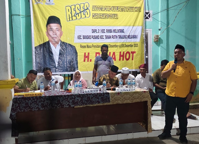 Anggota DPRD Rohil H Raja Hot menyampaikan sambutan pada kegiatan reses di Kelurahan Bangko Kiri, Bangko Pusako, Senin (8/12/2025) malam.