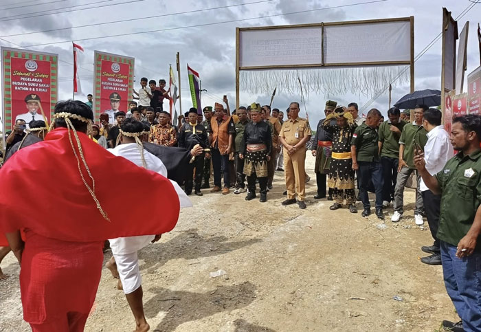 Asisten Perekonomian dan Pembangunan Setda Bengkalis, H Toharudin saat di sambut dengan adat dan penampilan tari tradisional Sakai yang disaksikan para tokoh adat, panitia, dan masyarakat.
