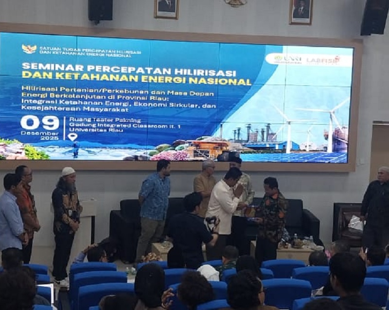 Wakil Rektor Universitas Riau Prof Dr Ir H Harmahendra MSc menyerahkan plakat pada Tim Ahli Anggota Satgas PHKE Kemeterian ESDM RI, Dr M Kholid Syeirazi pada acara seminar di Universitas Riau.