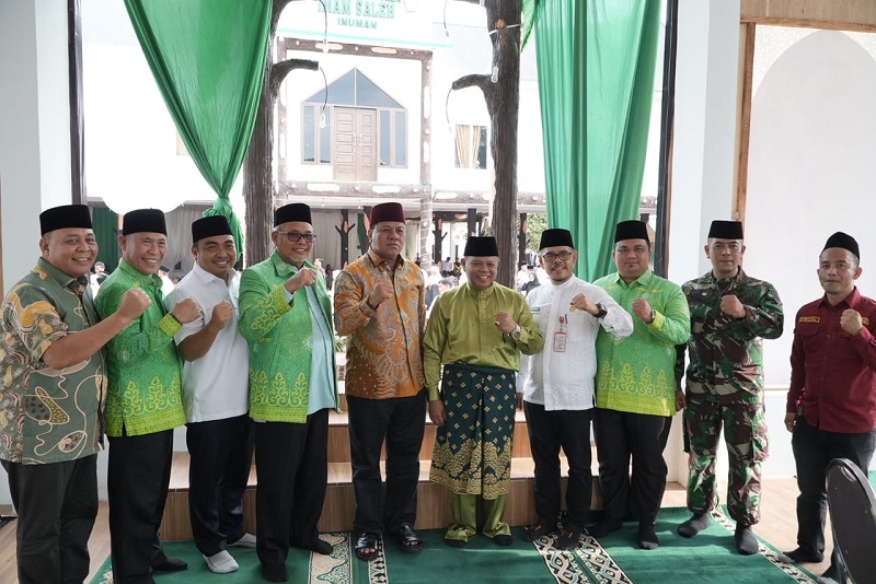 Bupati Kuansing H Suhardiman Amby bersama Ketua MUI Riau H Ilyas Husti, dan tamu undangan saat penutupan STQ Kuansing 2025, Selasa (9/12/2025).
