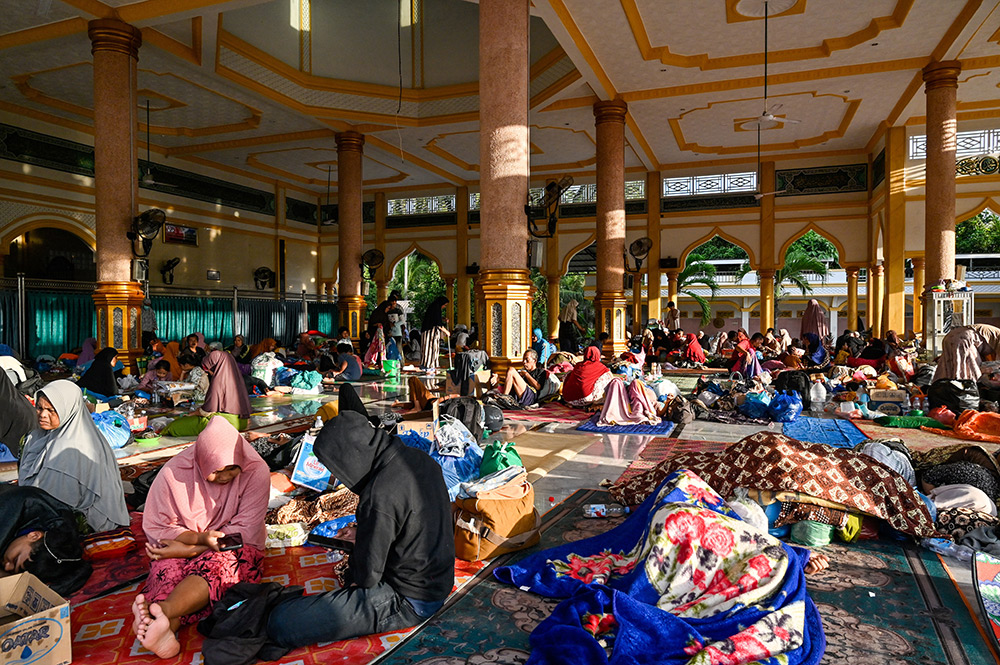 Warga terdampak banjir mengungsi ke masjid di Kuta Blang, Kabupaten Bireuen, Provinsi Nanggroe Aceh Darussalam, Selasa (9/12/2025). Di Kecamatan Karang Baru, pengung
