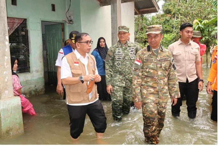 Bupati Kampar Ahmad Yuzar bersama Kalaksa BPBD meninjau banjir di Desa Silam, Kecamatan Kuok, Kabupaten Kampar, Rabu (10/12/2025).