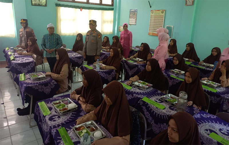 Pembagian MBG di SMP Islamic Centre Kabupaten Siak dari SPPG Bhayangkari, belum lama ini.