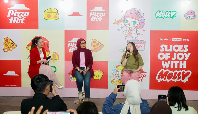 Senior Research and Development Pizza Hut Indonesia (kanan) menjelaskan proses pengembangan menu dan inspirasi di balik kreasi kuliner edisi spesial &lsquo;Slices of Joy with Molly&rsquo;.