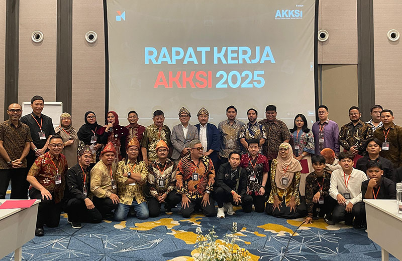DPW AKKSI se-Indonesia foto bersama usai rapat kerja  di Hotel Vertu Harmoni, Jakarta, Senin (8/12/2025).
