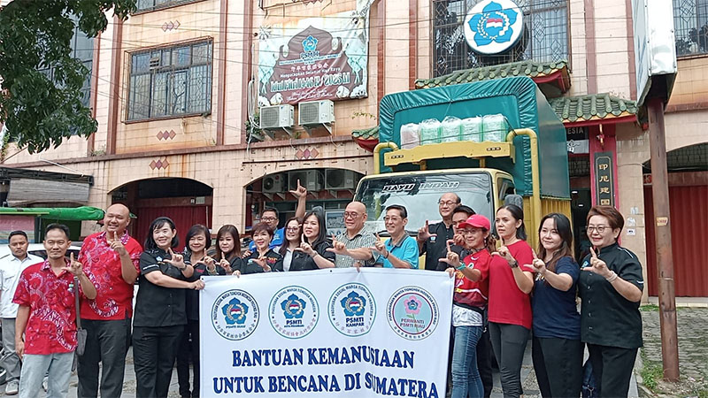 Plt Ketua PSMTI Riau Lindawati didampingi, Ketua Pekanbaru Happy Subagio dan Branch Manager JNE Pekanbaru, Hui Mandra foto bersama di Sekretariat PSMTI Riau Jalan Setiabudhi, Pekanbaru, Rabu (10/12)