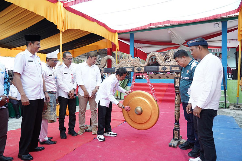 Wakil Bupati Kuansing, H Muklisin membuka pacu jalur mini di Desa Sukaraja Kecamatan Logas Tanah Datar, Rabu (10/12/2025).