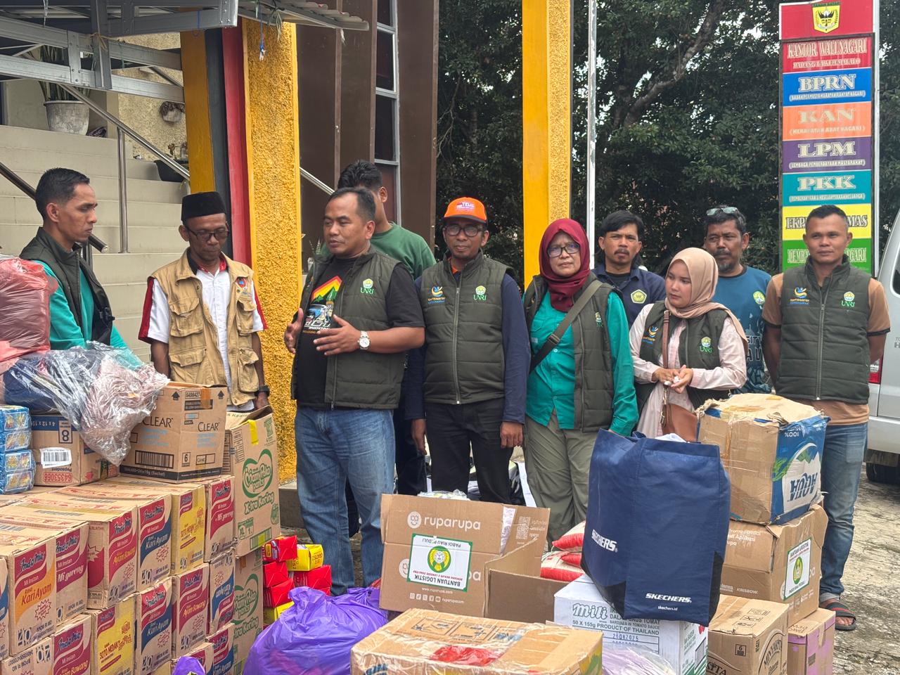 Tim Satgas Bencana Unri dan TLCI saat menyalurkan bantuan kepada korban bencana, baru-baru ini.