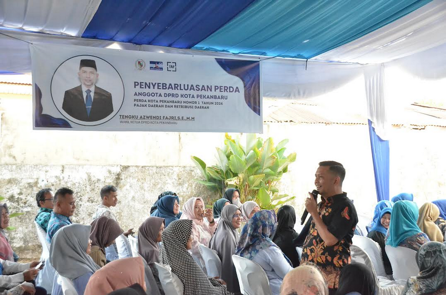 Wakil Ketua DPRD Kota Pekanbaru Tengku Azwendi berdialog dengan warga saat melaksanakan sosialisasi Perda Retribusi Daerah di Jalan Kapling, Tangkerang Utara pada Kamis (27/11/2025).