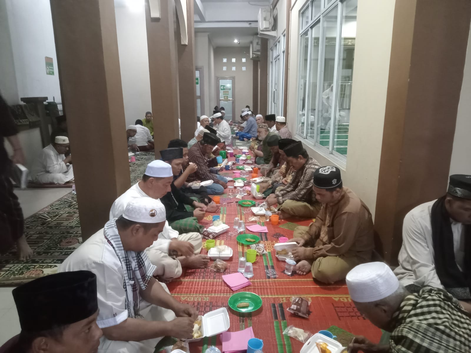 Jemaah Masjid Masyithah makan bersama usai pengajian subuh setiap Sabtu.