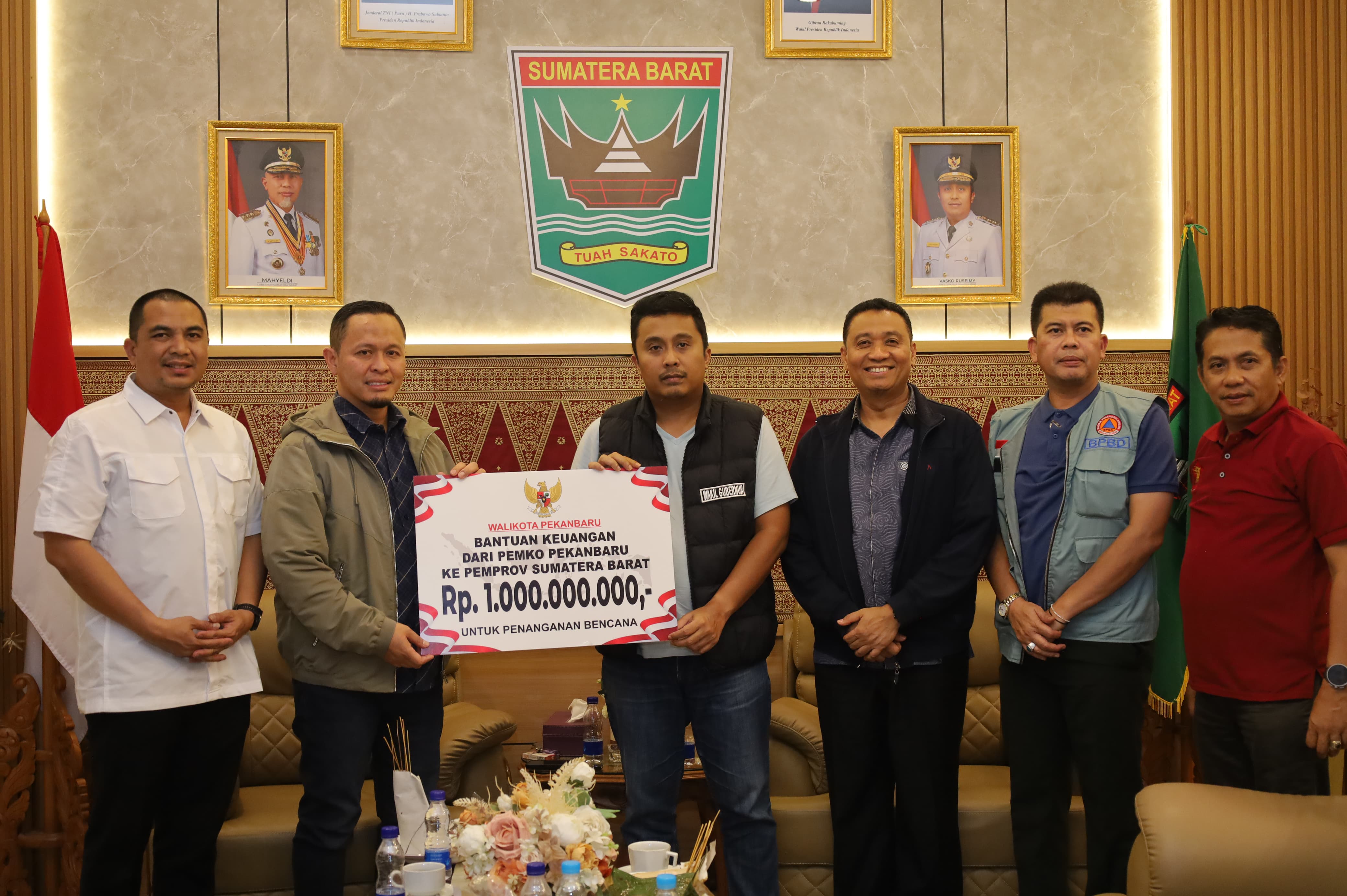 Wali Kota (Wako) Pekanbaru Agung Nugroho melanjutkan perjalanan ke Sumatera Barat (Sumbar) untuk menyerahkan bantuan bencana banjir bandang, Selasa (9/12/2025) malam
