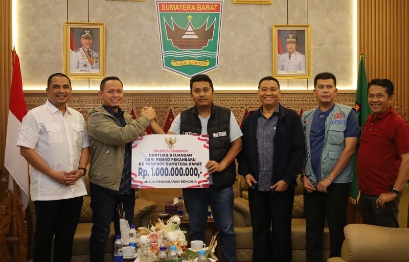 Wali Kota (Wako) Pekanbaru Agung Nugroho melanjutkan perjalanan ke Sumatera Barat (Sumbar)untuk menyerahkan bantuan bencana banjir bandang, Selasa (9/12/2025) malam.