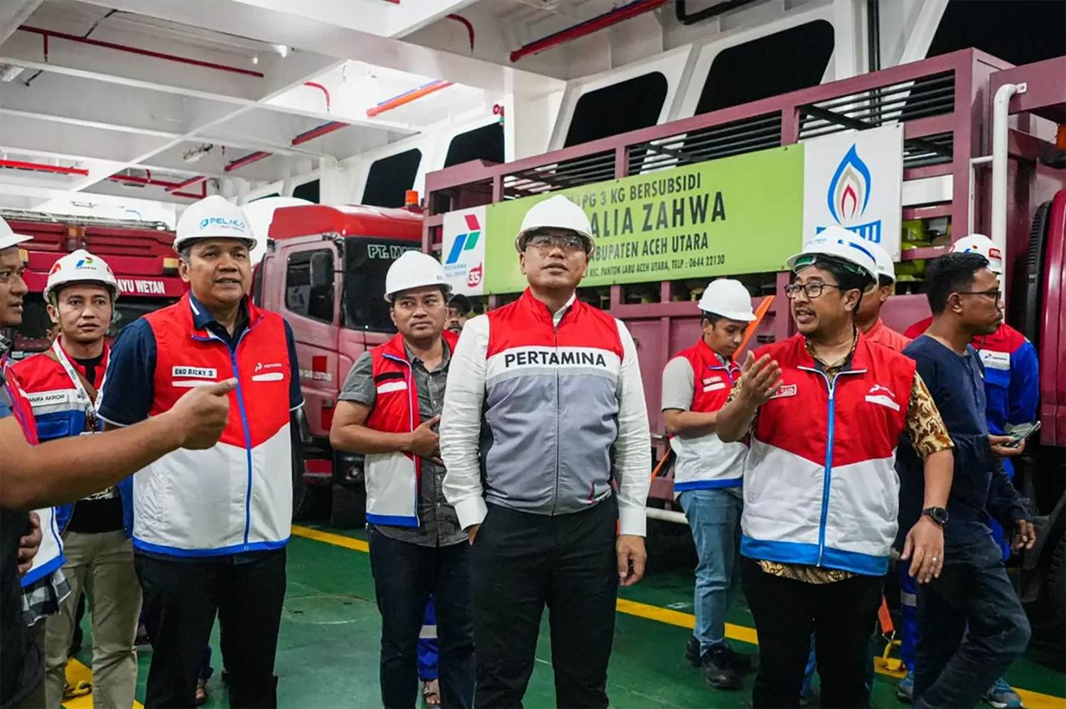 Direktur Utama PT Pertamina (Persero), Simon Aloysius Mantiri (tengah).