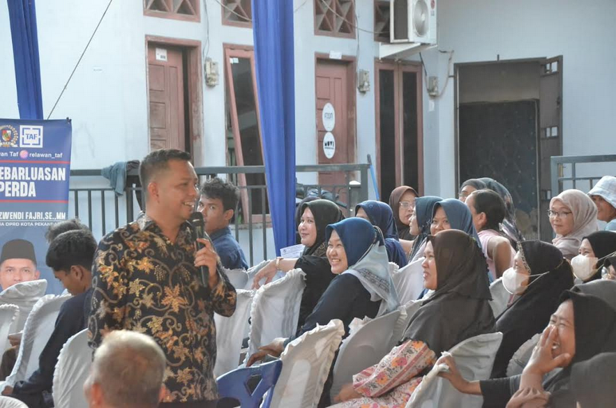 Wakil Ketua DPRD Pekanbaru Tengku Azwendi Fajri saat menyelenggarakan kegiatan penyebarluasan Perda di Jalan Kusuma, Kelurahan Simpang Tiga Kecamatan Bukit Raya, Kota Pekanbaru, Kamis (27/11/2025).