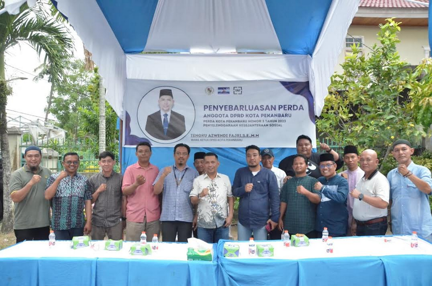 Wakil Ketua DPRD Kota Pekanbaru berfoto bersama warga dan perangkat RT dan RW saat melaksanakan sosialisasi Perda Kesejahteraan di Jalan Bougenville, Kecamatan Sail pada Jumat (28/11/2025).
