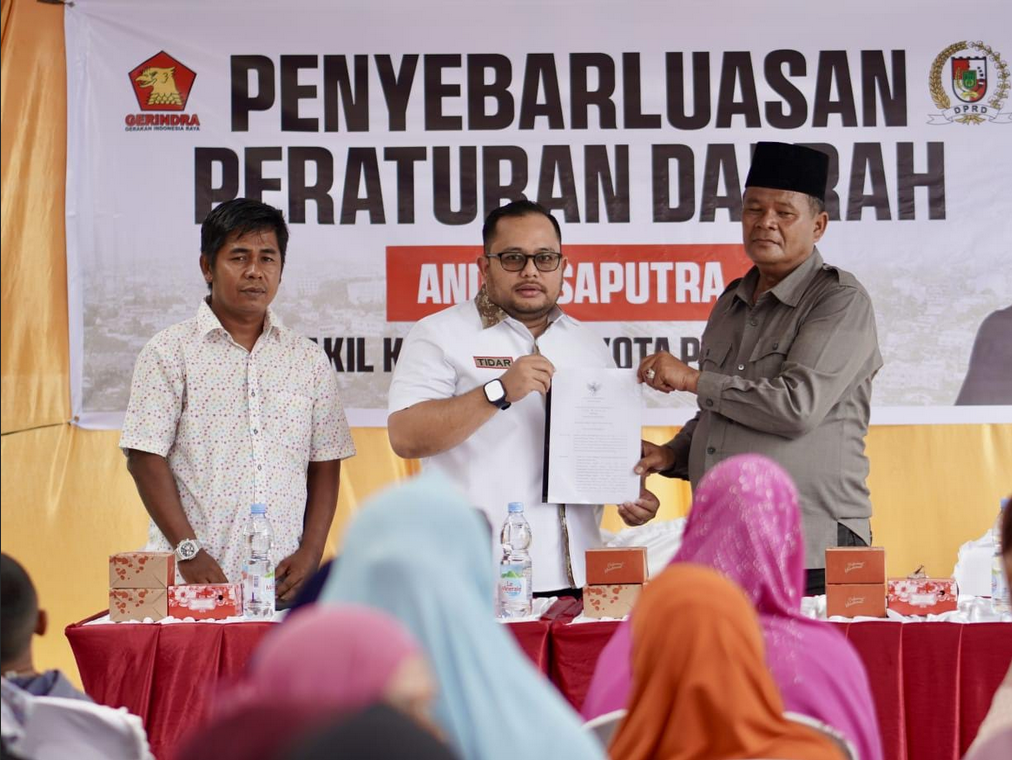 Wakil Ketua DPRD Kota Pekanbaru Andry Saputra menyerahkan dikomen bahan sosialisasi Perda pelayanan publik pada Kamis (27/11/2025).