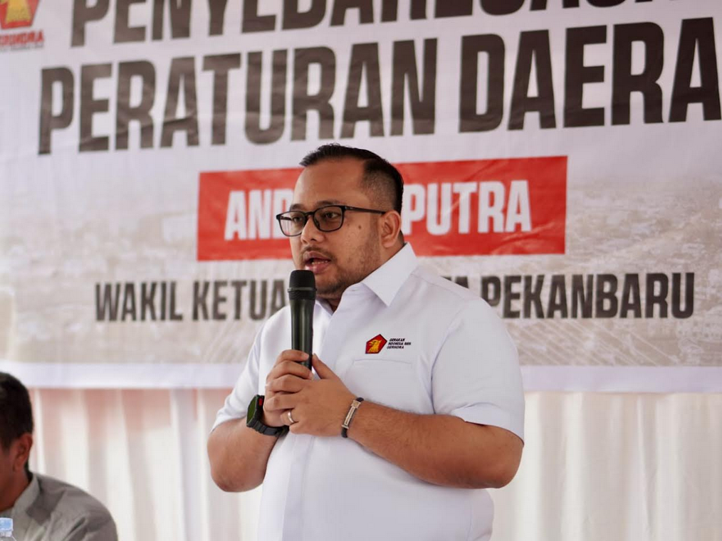 Wakil Ketua DPRD Andry melaksanakan sosialisasikan Perda KTR di Jalan Yos Sudarso, Sri Meranti, Rumbai pada Rabu (26/11/2025).