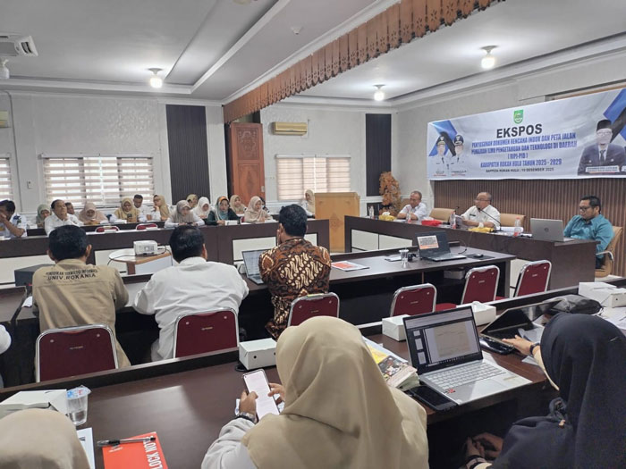 Sekretaris Bappeda Rohul Febri Febrika ST (tengah) memberikan sambutan sekaligus membuka ekspose penyusunan dokumen RIPJ-PID Tahun 2025-2029 di aula kantor Bappeda Rohul, Rabu (10/12/2025).
