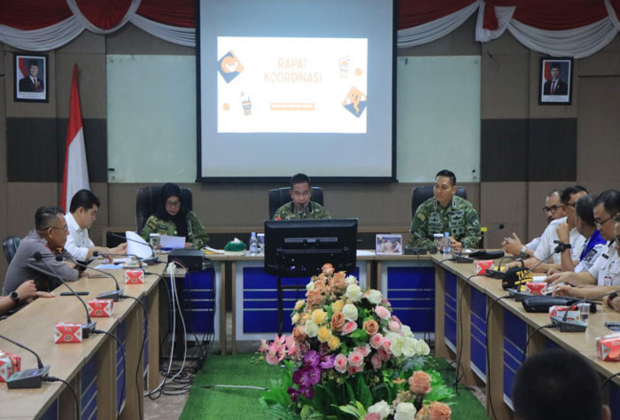 Bupati Kampar Ahmad Yuzar didamping Wakil Bupati Misharti memimpin rakor Penanggulangan Bencana di Kantor Bupati Kampar, Rabu (10/12/2025).