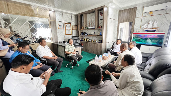 Bupati Kepulauan Meranti, AKBP (Purn) H Asmar menerima kunjungan Kepala Kanwil Perum Bulog Riau&ndash;Kepri, Dani Satrio bersama Kacab Bengkalis Dely Bayu Putra, di kantor bupati, Selasa (10/12/2025).