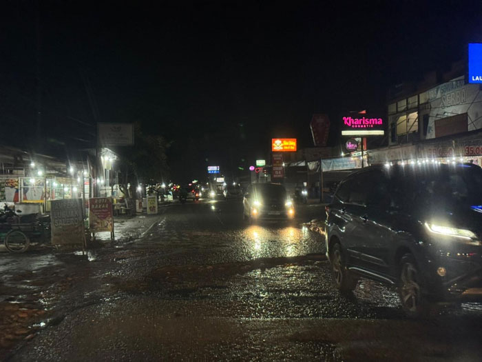 Lubang jalan yang ada di Jalan Suka Karya, Desa Tarai Bangun, Kecamatan Tambang, Kampar dengan kondisi yang memprihatinkan. Foto diambil Selasa (9/12/2025).