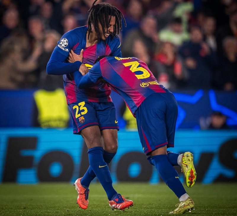 Jules Kounde jadi bintang kemenangan Barcelona lewat dua gol tandukannya saat Barcelona menekuk Eintracht Frankfurt 2-1 dalam lanjutan Liga Champions di Camp Nou.