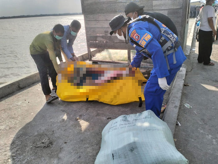 Personel Satpolair Polres Rohil bersam tim gabungan  melakukan evakuasi mayat yang ditemukan nelayan dari perairan Panipahan, Palika, Rohil, Rabu (10/12/2025).