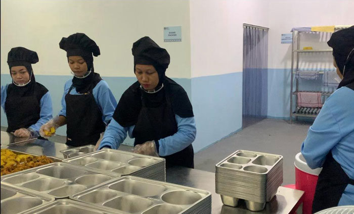 Kesibukan di Dapur MBG Kecamatan Bukit Raya. Program MBG bukan hanya memberi manfaat gizi untuk ribuan penerima, tetapi juga menggerakkan ekonomi lokal dan membuka lapangan kerja baru.