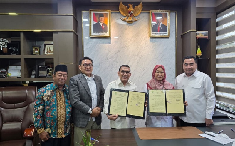 Ketua Umum PMRI Dr H Rusli Effendi SPdI SE MSi bersama Rektor Unri Prof Dr Sri Indarti MSi menunjukkan dokumen usai menandatangani MOU.