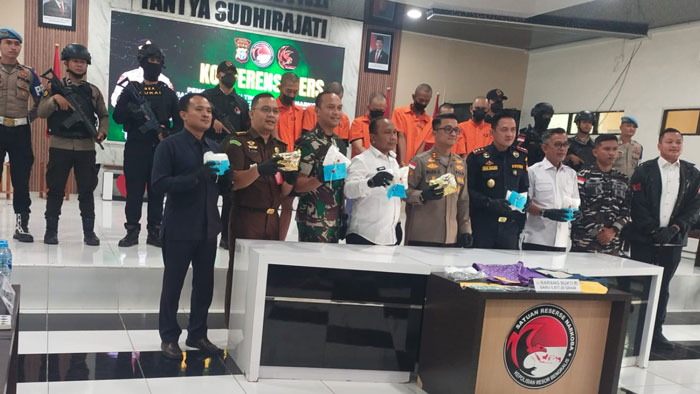 Kapolres Bengkalis AKBP Budi Setiawan bersama Forkopimda memperlihatkan barang bukti sabu jaringan internasional saat konferensi pers pengungkapan kasus di Mapolres Bengkalis, Rabu, (10/12/2025).