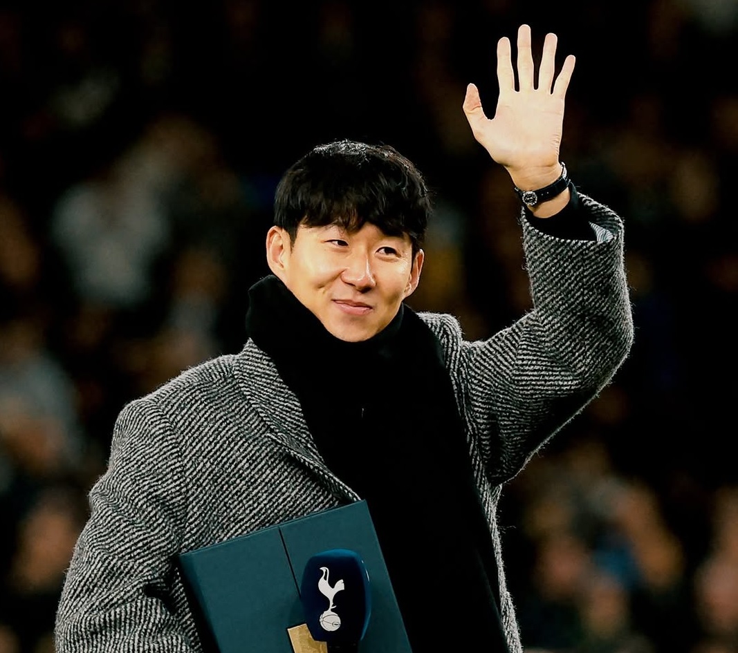 Son Heung-Min lambaikan tangan untuk penggemar Tottenham.
