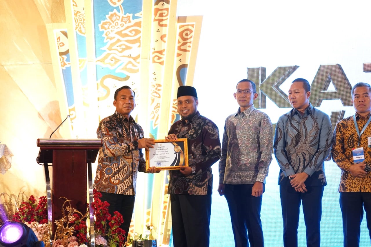 Ketua BAZNAS Provinsi Riau H Masriadi Hasan Lc M Sha (dua kiri) menerima penghargaan yang diserahkan langsung Menteri Kependudukan dan Pembangunan Keluarga/BKKBN Dr Wihaji MPd di Hotel Luwansa Jakarta