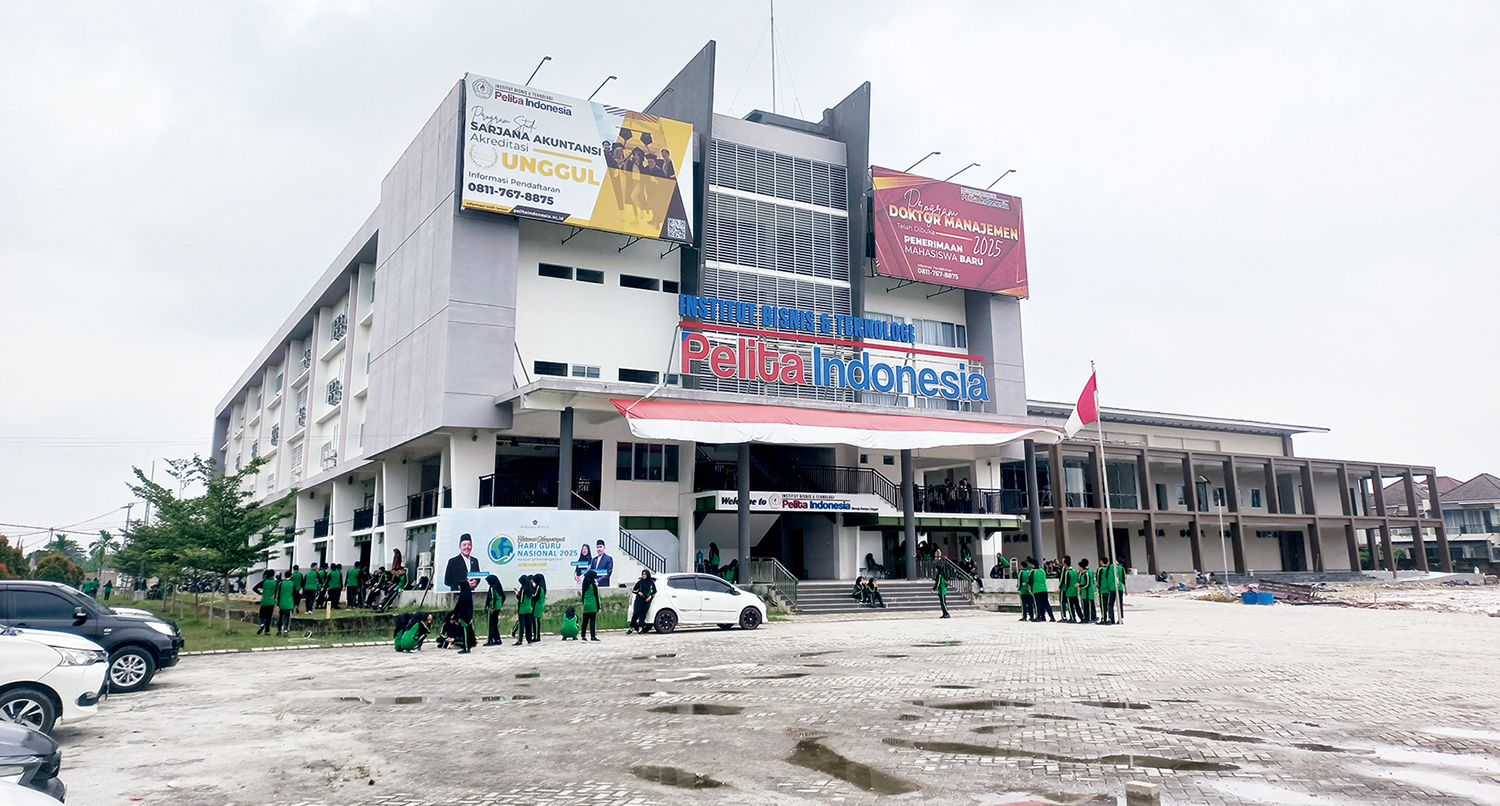 Para mahasiswa berkumpul di halaman depan Kampus Institut Bisnis dan Teknologi Pelita Indonesia, Jalan Srikandi Nomor 1, Pekanbaru, baru-baru ini.