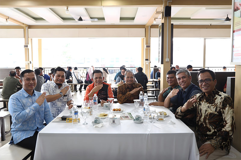 GM PLN UID Riau dan Kepri foto bersama Gubernur Kepri H Ansar Ahmad, Kamis(11/12/2025).