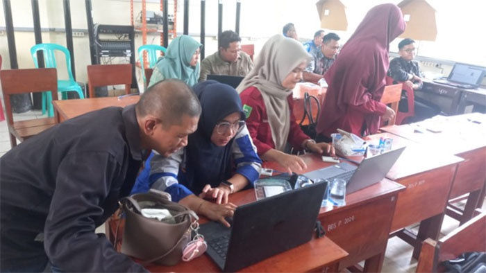 Dosen PCR melakukan pendampingan kepada guru SMK pada kegiatan Workshop Peningkatan Kompetensi Guru Bidang Kompetensi Internet of Things (IoT) dan Algoritma Pemrograman Bagi Guru SMK di Kota Dumai