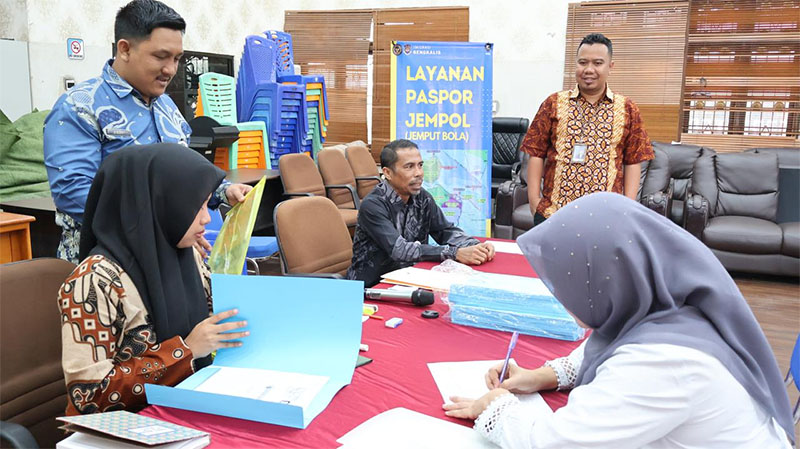 Petugas Imigrasi Bengkalis melakukan jemput bola pelayanan pembuatan paspor di pulau Rupat, Bengkalis.