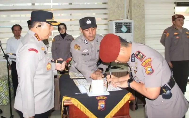Kapolresta Pekanbaru, Kombes Pol Jeki Rahmad Mustika melantik pejabat baru dalam upacara Sertijab yang digelar di Aula Kiambang Mapolresta Pekanbaru, Kamis (11/12/2025).