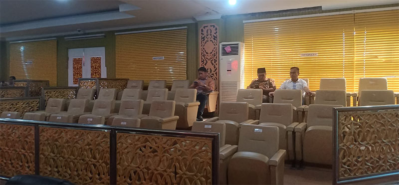 Hanya terlihat tiga pejabat eselon II Pemkab Pelalawan yang mengikuti rapat paripurna dengan DPRD, Kamis (11/12/2025).