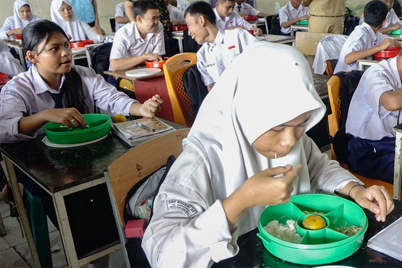 Pelajar saat makan bergizi di SMPN 25, foto diambil baru-baru ini.