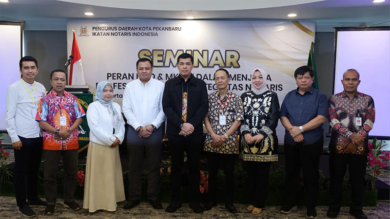 Kepala Kanwil Kemenkum Riau Rudy Hendra Pakpahan berfoto bersama Pengda Ikatan Notaris Indonesia Pekanbaru, MPD dan MKNW Riau, Kamis (11/12/2025).