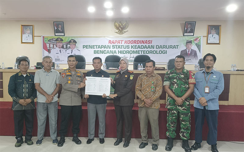 Sekda Inhu Zulfahmi Adrian bersama Forkopimda melihatkan berita acara penetapan status keadaan darurat bencana Hidrometeorologi di kantor Bupati Inhu, Kamis (11/12/2025).