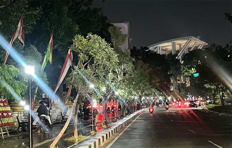 Pedestrian Jalan Jenderal Sudirman, tepatnya di depan Mal Pelayanan Publik Pekanbaru, terang setelah dipasang lampu jalan, Rabu (10/12/2025) malam.